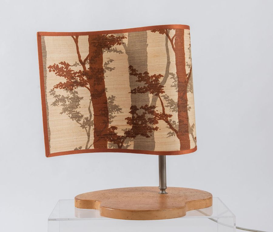 Null Lámpara de mesa con base de madera y pantalla de tela. Fabricado en Italia,&hellip;