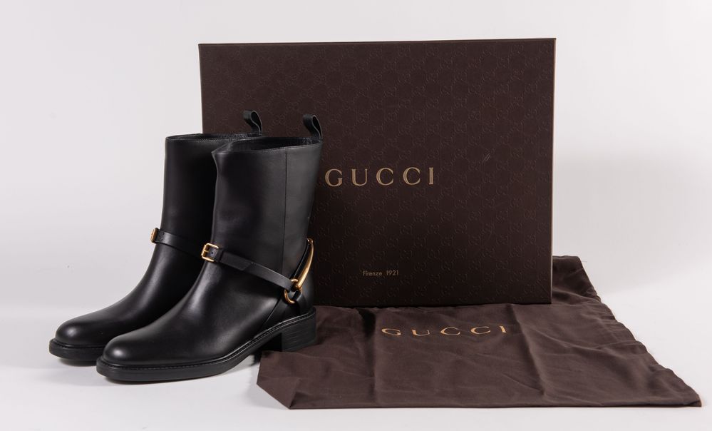 GUCCI真皮踝靴，金色金属马镫细节。尺寸37.5。它们带有Gucci意大利制造