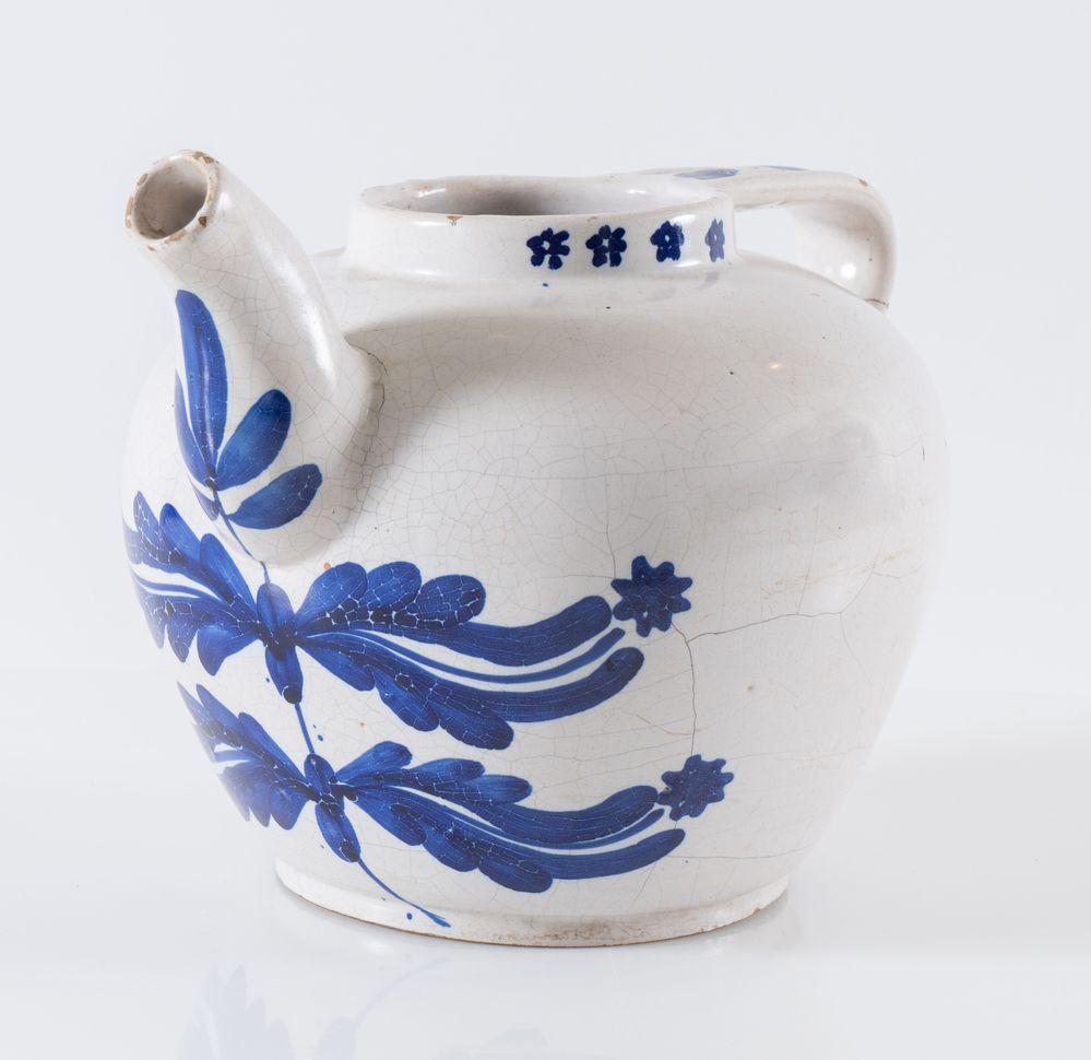 Null 大壶，有深浅不一的蓝色装饰。19世纪晚期。Cm 18. (显示一个手柄有破损)