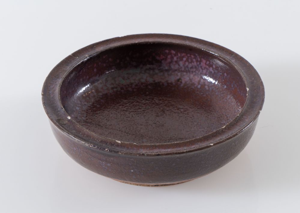 Null PANOS TSOLAKOS (Chalkis 1934) 紫色色调的多色陶瓷碗。1970s.直径18厘米。底座上有帕诺斯的签名。(显示有小的破损)