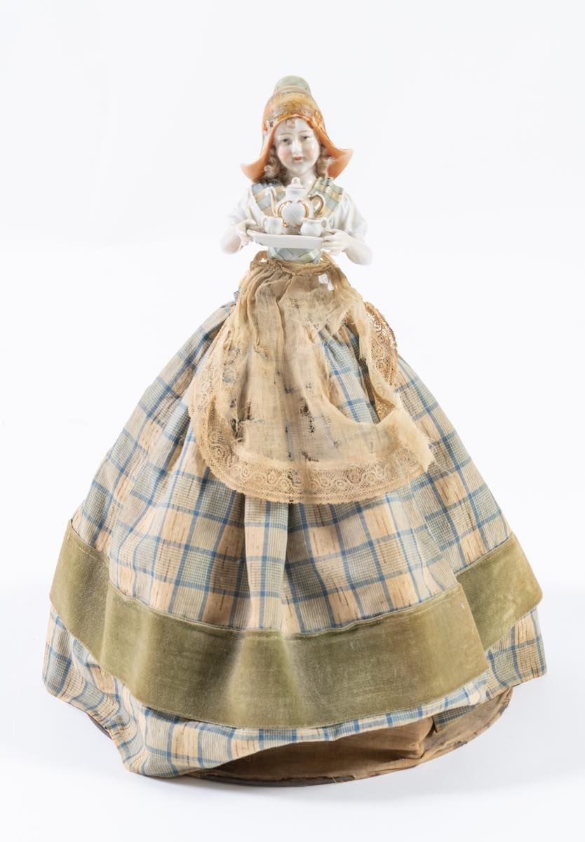 Null Bambola in ceramica, XX secolo cm 40x30 abiti in stoffa, ricami e merletto