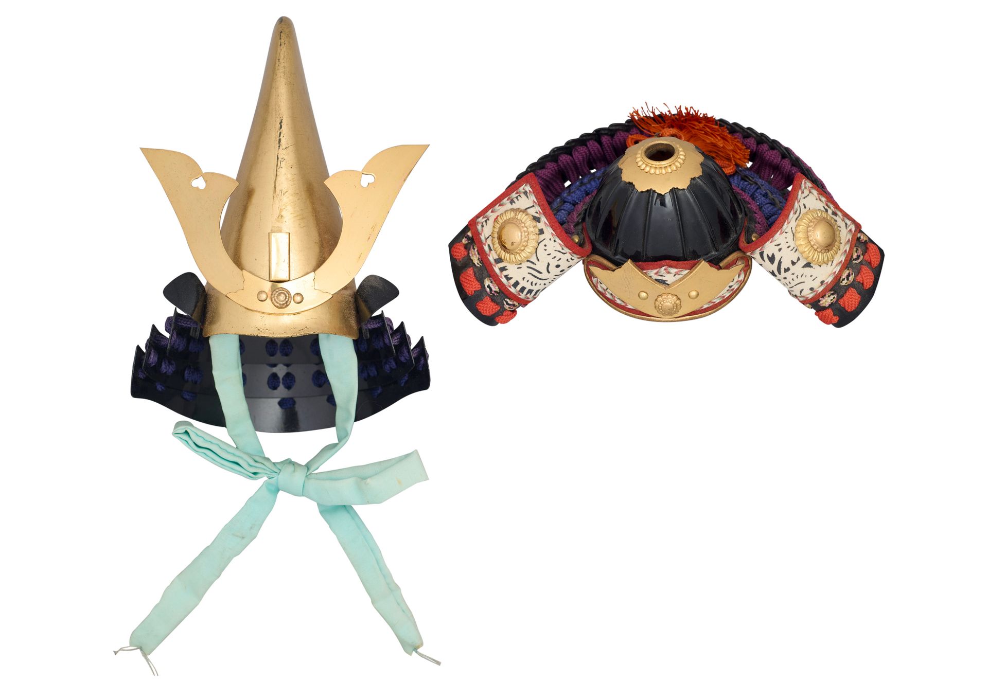 TWO MINIATURE JAPANESE HELMETS, 20TH CENTURY 两个微型日本头盔，20 世纪 

包括一个装在木兰花盒里的精致的头盔和&hellip;