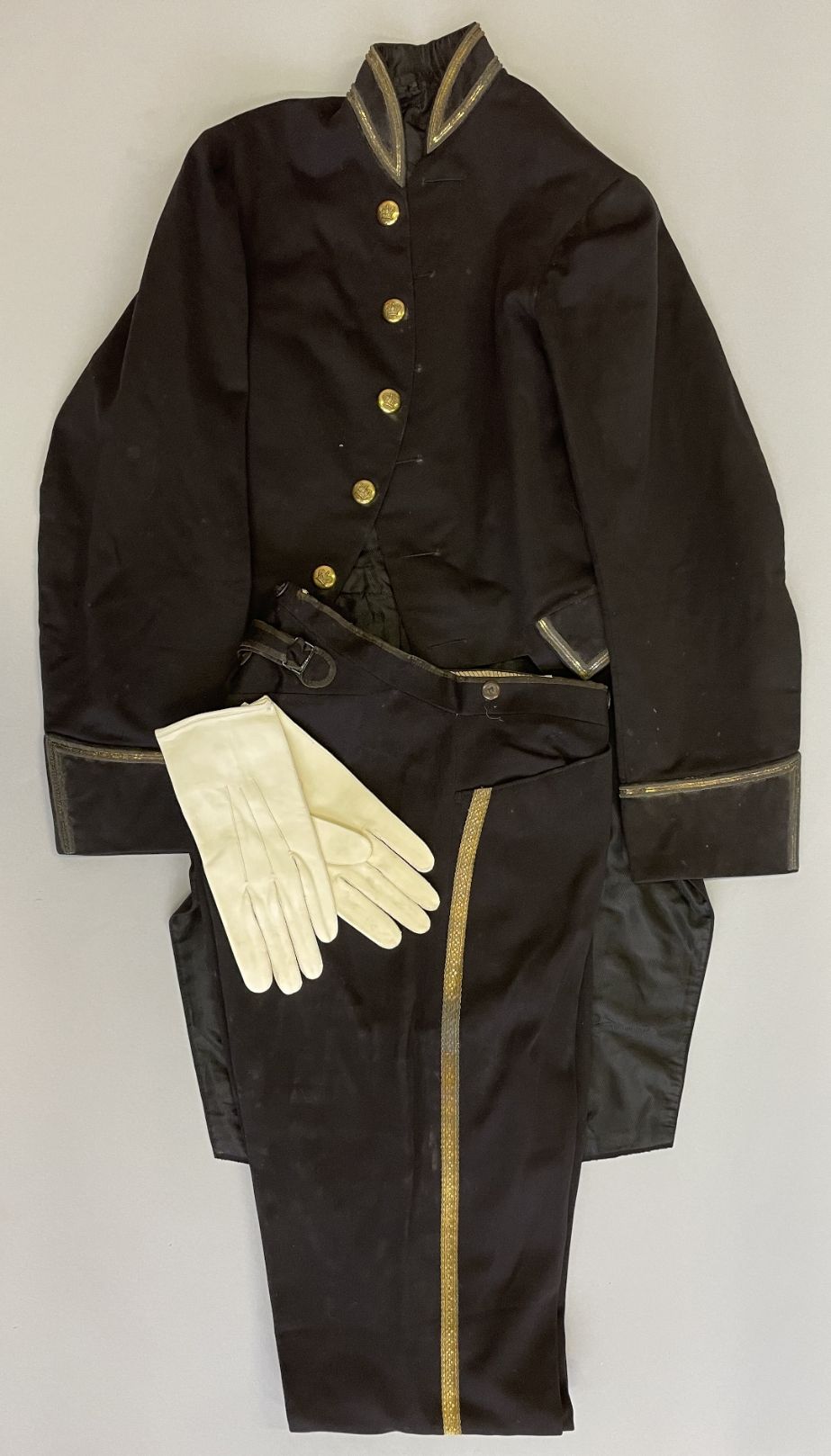 A QUANTITY OF COURT DRESS CLOTHING 一批朝服 

包括一件维多利亚时期的布制制服外套，领口、袖口和口袋盖都绣有五等文官制服的金&hellip;