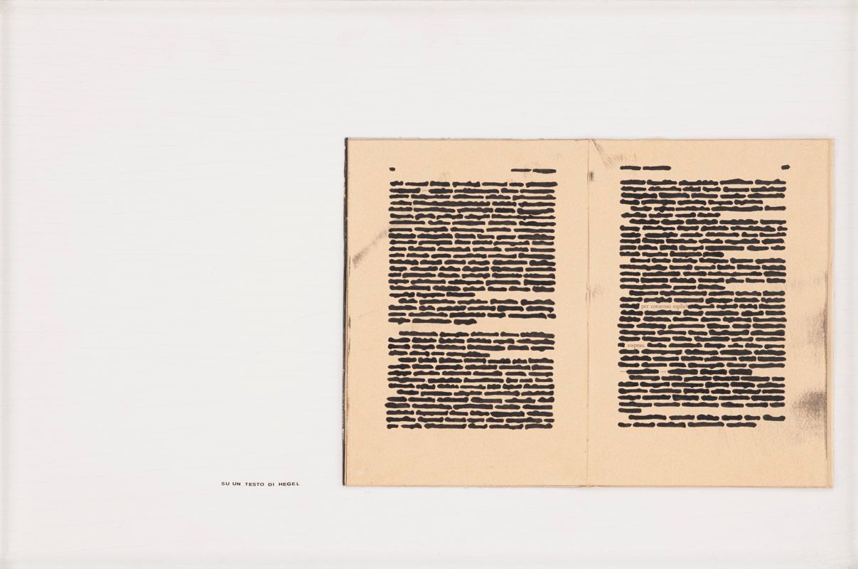 Emilio Isgrò (Barcellona di Sicilia, 1938) 黑格尔的故事》，1971年

木质和有机玻璃盒中的水墨排版书，41 x 6&hellip;