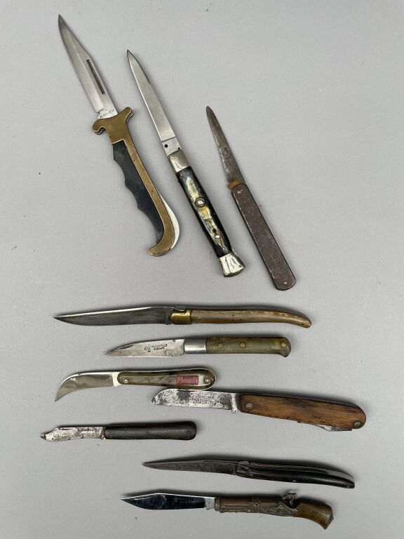 Null Lot de 11 couteaux pliants et couteaux multifonctions : 

- un couteau plia&hellip;