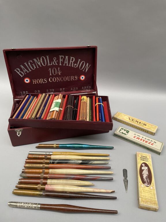 Null [Baignon & Farjon]. Boîte à crayons "Le célèbre crayon 104" comprenant de n&hellip;
