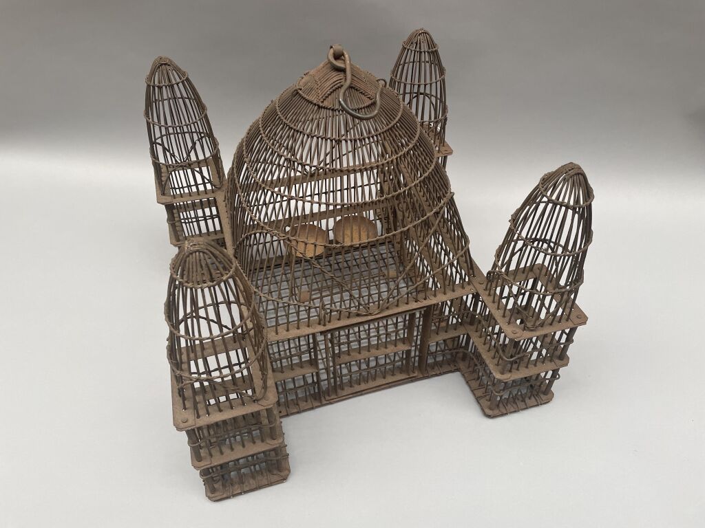 Null Cage à oiseau en fer en forme de temple. 

Début du XXe siècle. 

43 x 43,5&hellip;