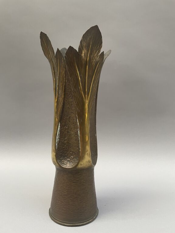 Null Vase Art nouveau en laiton et laiton doré d'une douille d'obus façonnée en &hellip;