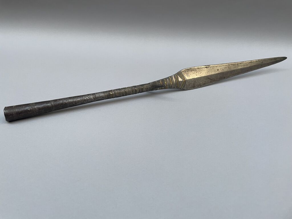 Null Fer de lance en fer forgé rainuré à bandes en laiton.

XIXe siècle.

H. : 6&hellip;