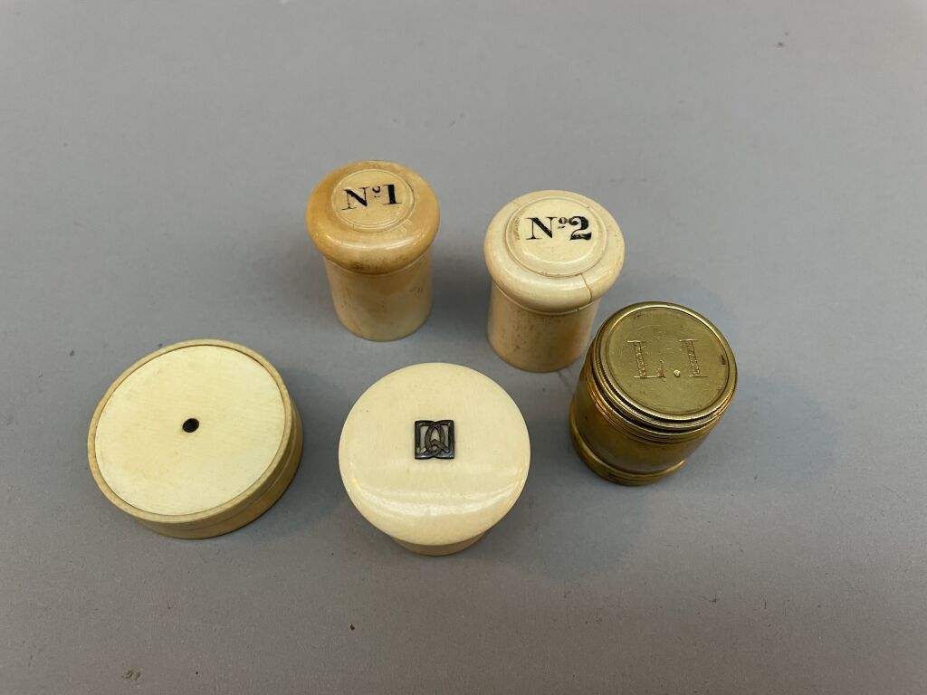 Null 4 boites cylindriques : 2 en ivoire portant les numéros gravés en noir "N°1&hellip;