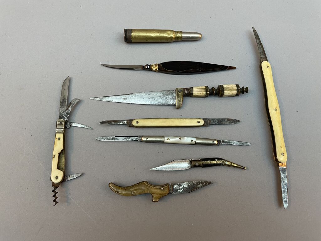 Null 9 couteaux miniatures, lames en acier, les corps en os, nacre, en douille d&hellip;