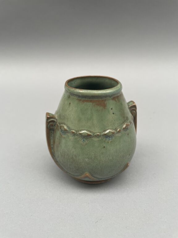 Null Dans le goût de Auguste DELAHERCHE (1857-1940)

Vase miniature pansu en grè&hellip;