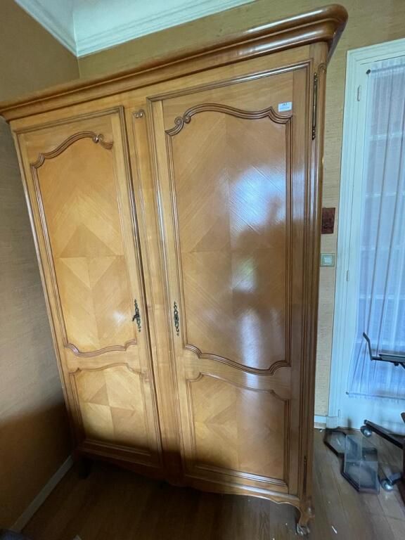 Null Natural wood and veneer cabinet opening by two doors.

Louis XV style.

200&hellip;