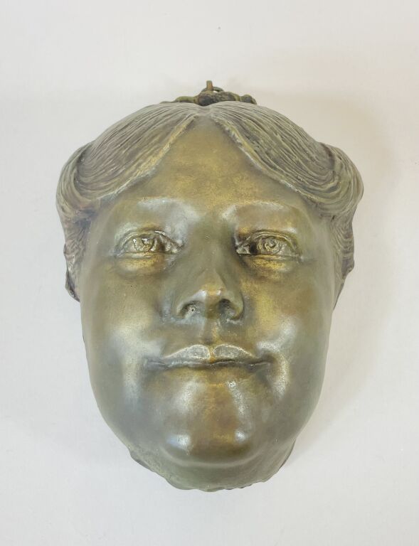 Jean Eugène BAFFIER (1851-1920) 
Visage de jeune femme. 
Épreuve en bronze à pat&hellip;
