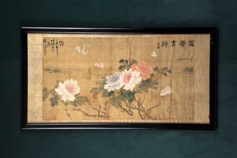 Null 中国。
盛开的牡丹花枝。
丝绸上的绘画。
70 × 39 厘米。
(污点和许多事故和修复)。