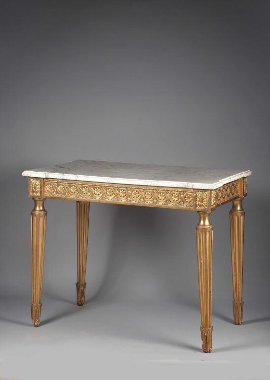 Null Rectangular console in carved and gilded wood, the belt with carved decorat&hellip;