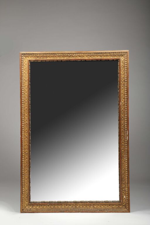 Null 长方形的镀金灰泥镜子，装饰有Rais-de-cœurs和带Tigettes的凹槽楣。
路易十六的风格。
112 × 75厘米。
(小事故和缺失的部分)&hellip;