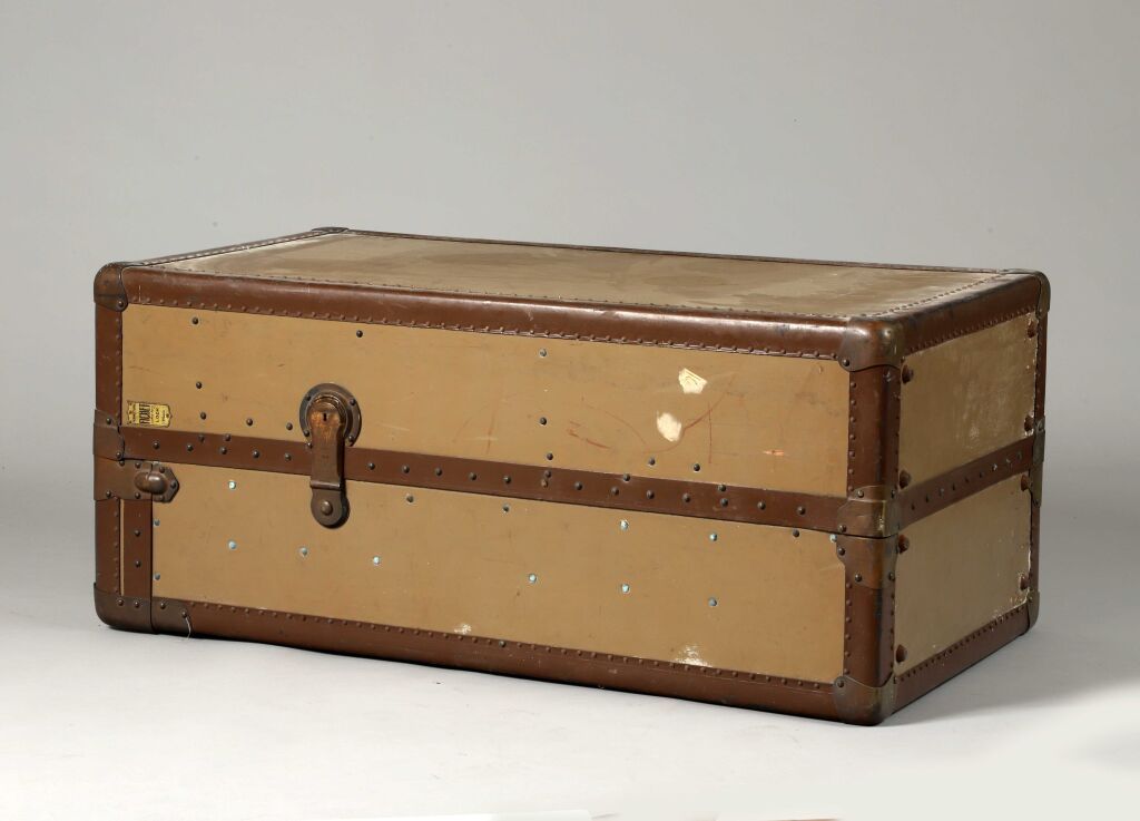 Null 未售出 /// 木制、皮革和镶有铜钉的行李箱。
Fichet关闭。
105 × 45 × 56 厘米。