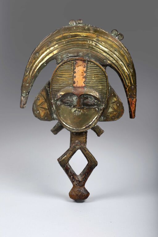 Null Wooden reliquary figure representing a stylized character. The concave face&hellip;