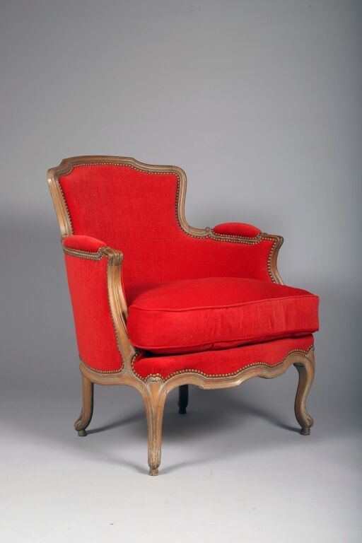 Null 一张模压和前漆木扶手椅，有一个环绕式的靠背。凸形腿以卷轴为终点。
路易十五风格，现代作品。
84 × 71.5 × 72 厘米。
现代红色软垫。
(小&hellip;