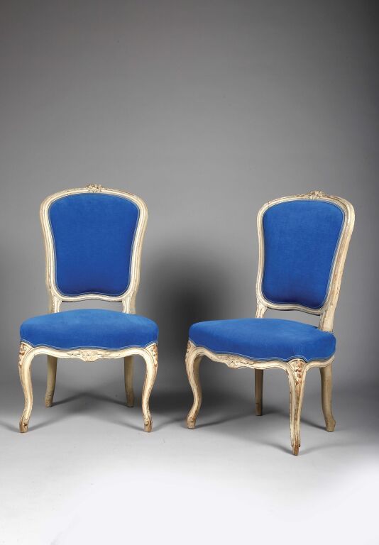 Null Pair of cabriolet chairs with violin back, in cream-colored wood, with mold&hellip;