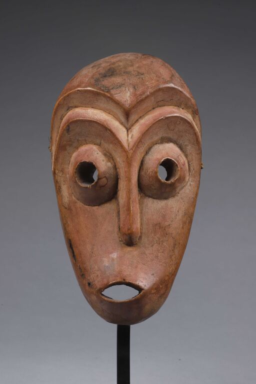 Null 基杜姆面具，眼睛圆睁，表情惊恐。
带有蜂蜜色泽的木材。
Lega人，刚果民主共和国。
H.20厘米。
出处：Max Willborg，斯德哥尔摩，19&hellip;