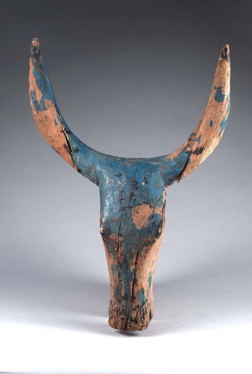 Null 沉重的木制水牛面具，带有蓝色的多色性。古老的腐蚀的铜锈。
博索人，马里。
H.60厘米。