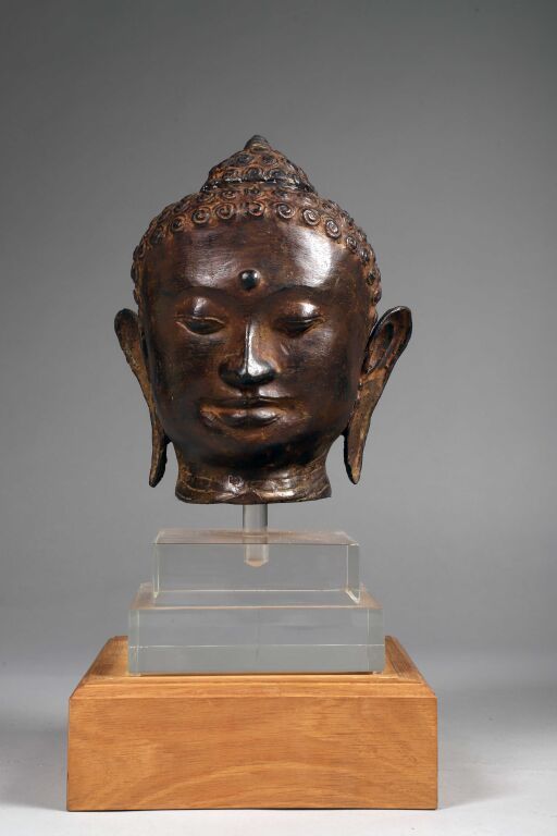 Null BIRMANIA.
Testa di Buddha in bronzo patinato.
H. 25 cm.