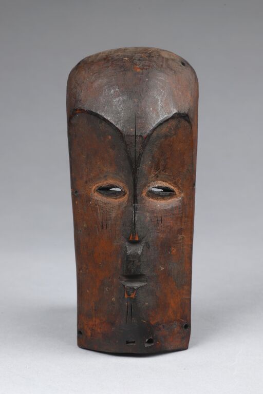 Null Kidumu-Maske mit herzförmigem Gesicht. Lange, eingeschnittene nasale Skarif&hellip;