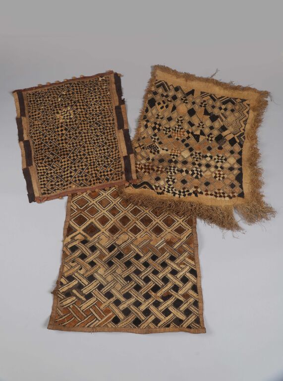 Null 一套3张拉菲亚天鹅绒地毯，有几何装饰。
库巴人，刚果民主共和国。
D. （带流苏）：64.5 × 52.5厘米；59.5 × 53.5厘米和56.5 &hellip;