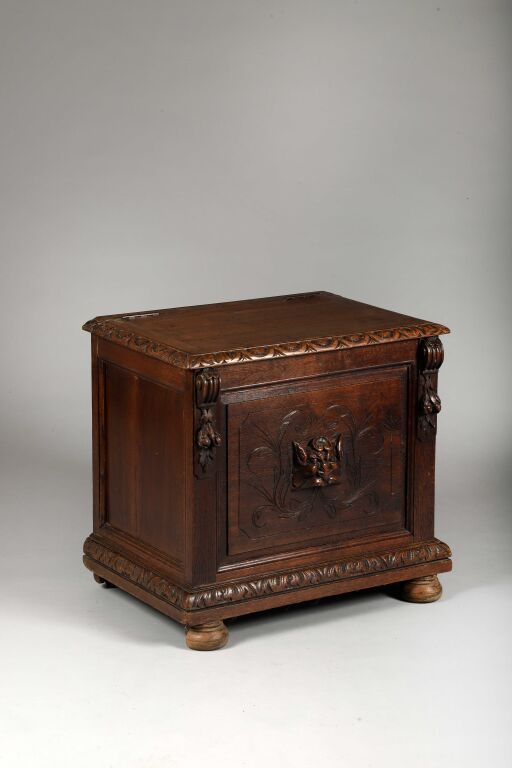 Null Small carved and engraved oak chest with a satyr surrounded by volutes. The&hellip;