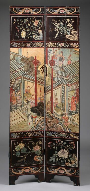 Null 中国。
一套两件科罗曼德漆面折叠屏风，上面装饰着日常用品，储备的风景画。
19世纪。
一片叶子的直径：200×40.5厘米。
(裂缝和多次事故）。