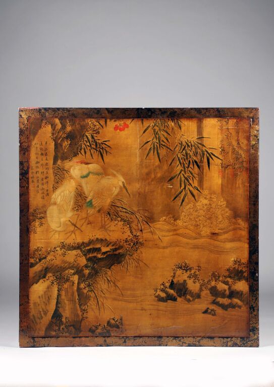 Null 中国。
一张方形的木质茶几，上面装饰着一幅画，画中的仙鹤靠近发泡的海浪。诗和签名在左上角。
35 × 115 × 115厘米。
(裂缝)。