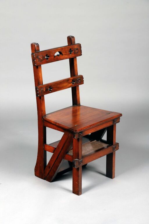 Null 樱桃木图书馆椅，有一个天然的木凳子和一个新月形和四叶草的背。
20世纪。
90 × 45 × 36.5 厘米。
梯子的高度：88厘米。