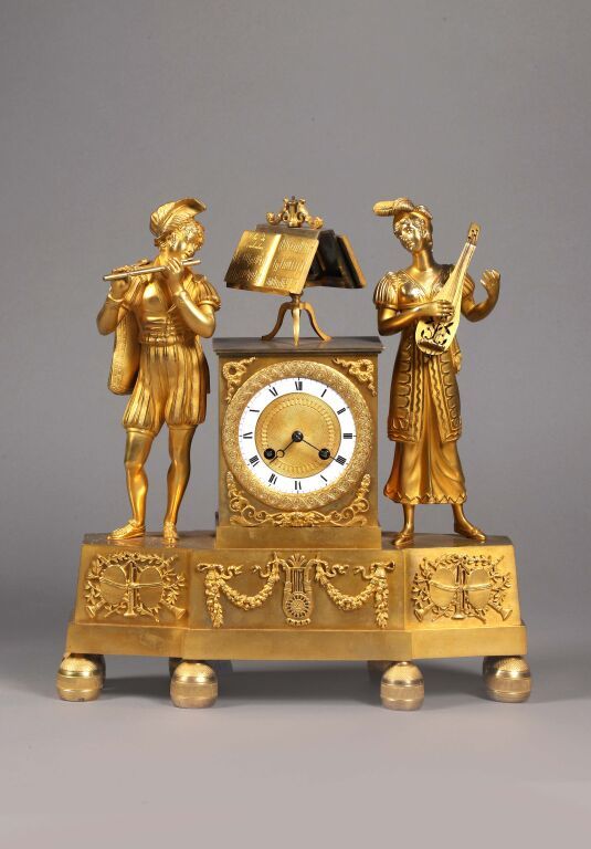 Null Orologio in bronzo dorato decorato con una scena di musicisti trovatori, un&hellip;