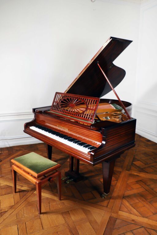 Null C.BECHSTEIN，柏林，约1928年。
清漆贴面的四分之一台钢琴，站在三条鞘状腿上，末端是镀金的铜鞋，靠在铜脚轮上。
序列号：129759。
1&hellip;