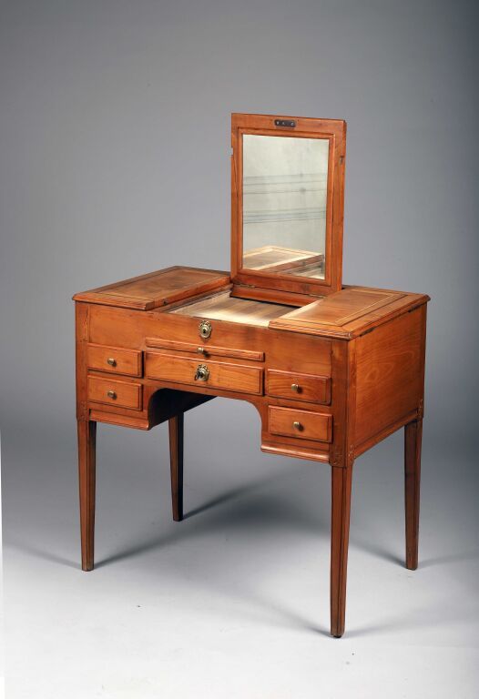 Null Moulded cherry wood and wood veneer dressing table with inlaid decoration o&hellip;