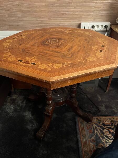 Null Table octogonale en bois et bois de placage, le plateau à décor marqueté de&hellip;
