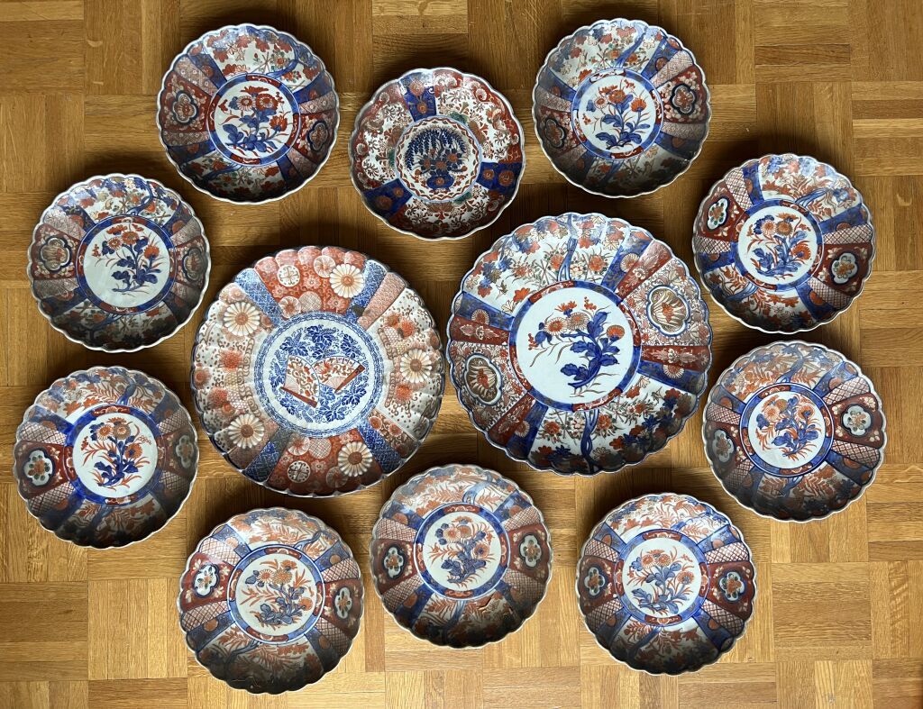Null JAPON. 
Ensemble de 12 plats ou assiettes en porcelaine à décor Imari compr&hellip;