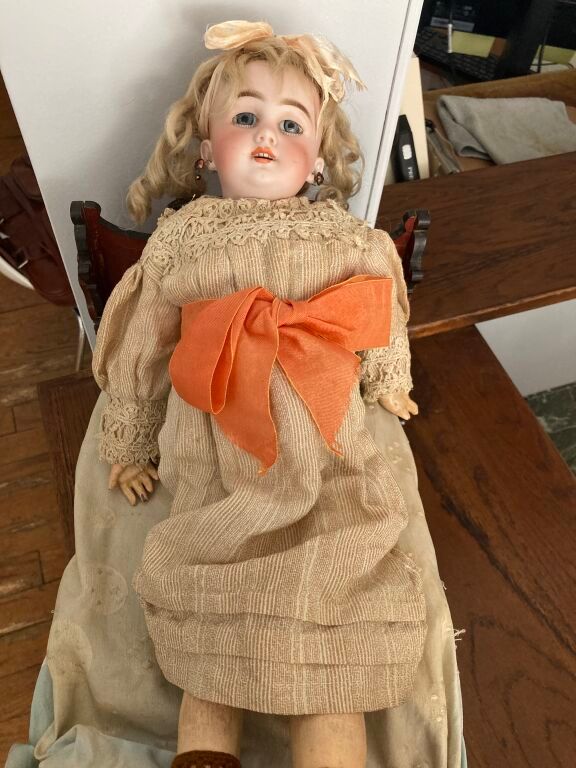 Null Doll, DEP porcelain head, fixed eyes.
H. 42 cm.
On openwork wooden bed.

Lo&hellip;
