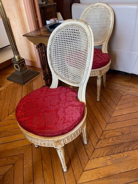 Null Suite de six chaises cannées à dossier cabriolet en médaillon en bois laqué&hellip;