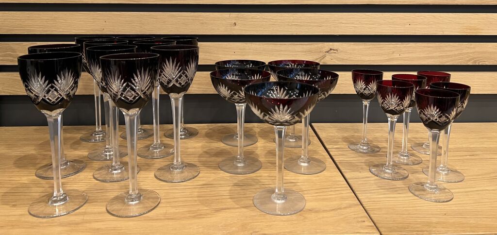 Null Suite de verres du Rhin en cristal taillé teinté bordeaux comprenant 10 ver&hellip;