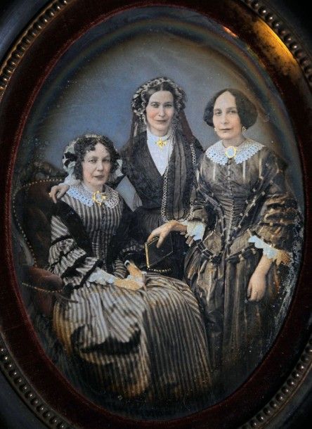 Null DAGUERRÉOTYPE.

Portrait de trois femmes, années 1850.

Daguerréotype ovali&hellip;
