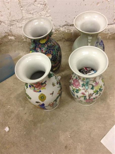 Null Lot de quatre vases dépareillés à col évasé et corps pansu à deux anses à d&hellip;