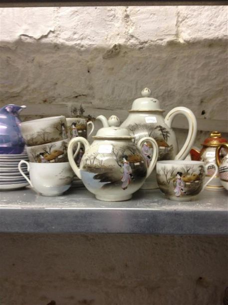 Null Un service à thé en porcelaine à décor d'une jeune courtisane dans un jardi&hellip;