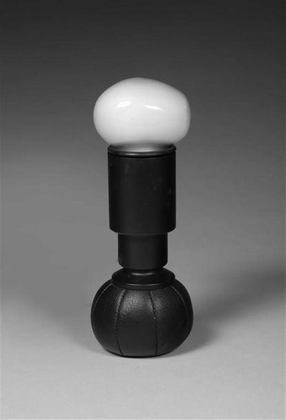 Null GINO SARFATTI (1912-1985)
LAMPE MODÈLE " 600 " à base en simili cuir lestée&hellip;