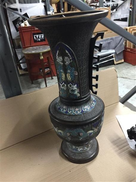 Null JAPON :
Grand vase Gu en métal cloisonné.
XIXe siècle.
(Une anse a resouder&hellip;
