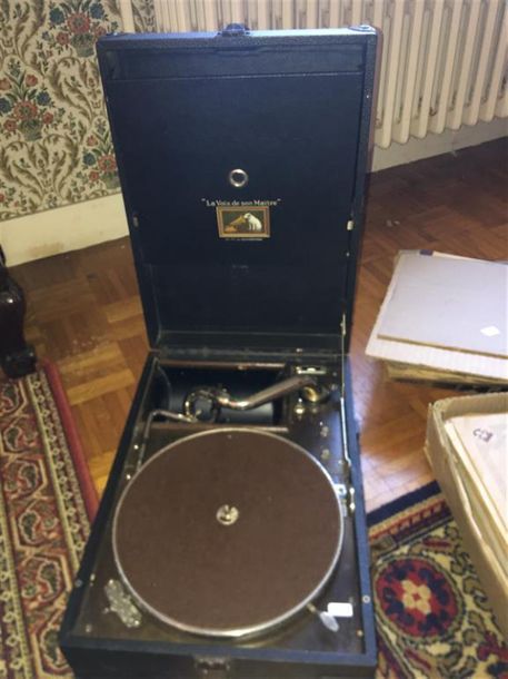 Null Un gramophone la voix de son maître dans sa boîte avec quelques 78 tours.
