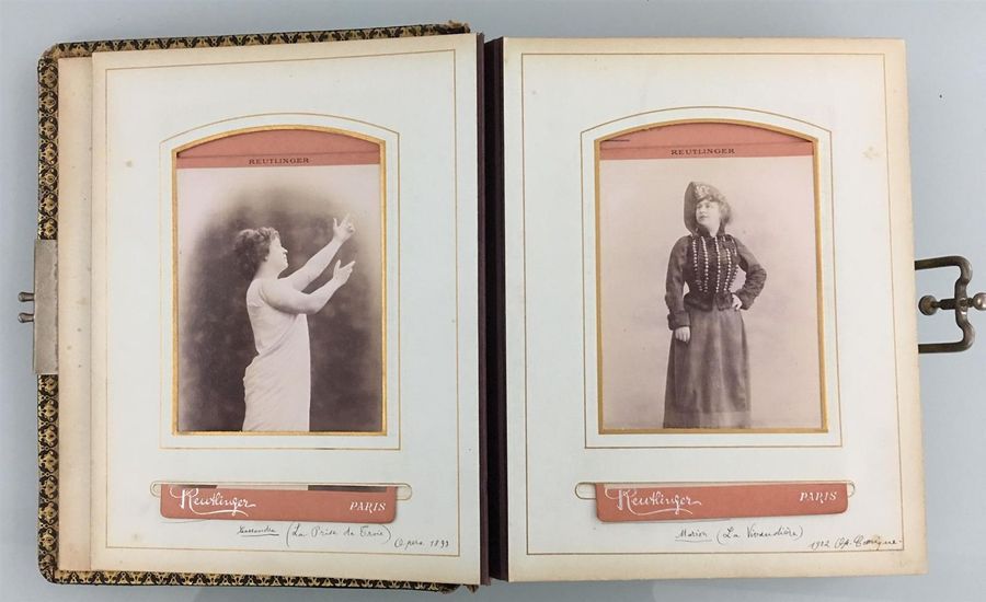 Null Un album composé de trente grandes cartes de visites. Circa 1870-1910. Pers&hellip;