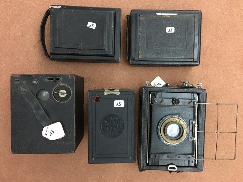 Null Ensemble de cinq appareils photographiques. Boitier Hermagis (9x12) avec ob&hellip;